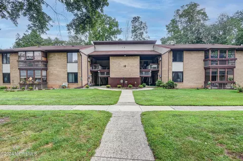 10 Pine Cluster Cir #B, Manalapan, NJ 07726