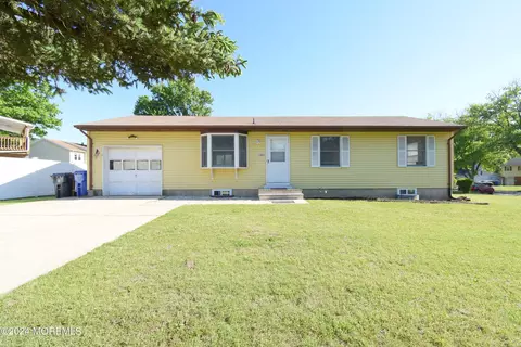 1401 Utah Dr, Toms River, NJ 08753