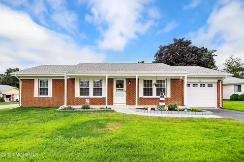 7 Pioneer Ct, Whiting, NJ 08759