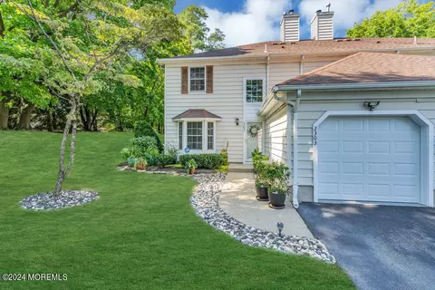 2303 Buckingham Cir, Middletown, NJ 07748