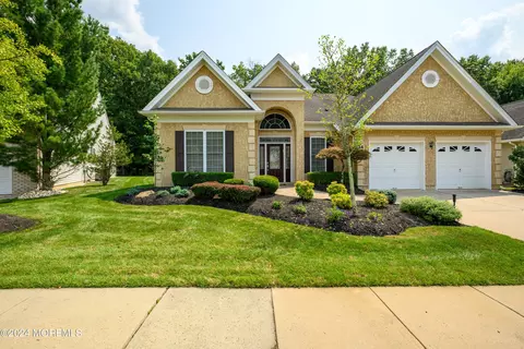 14 Caufield Ct, Freehold, NJ 07728