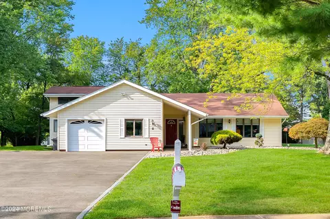 6 Summit Ct, Manalapan, NJ 07726