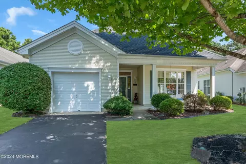 101 Golden Seasons Dr, Lakewood, NJ 08701