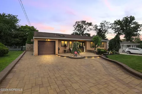 11 Duke Ct, Parlin, NJ 08859