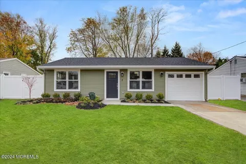 7 Academy St, Farmingdale, NJ 07727