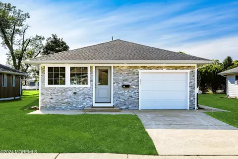 7 Guadeloupe Dr, Toms River, NJ 08757