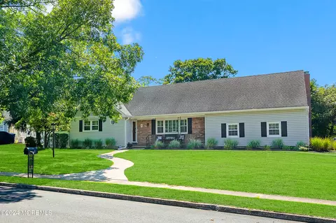 1 Oriole Ct, Toms River, NJ 08753