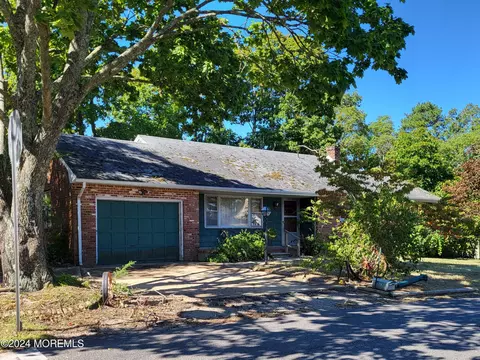 67 Maple St, Beachwood, NJ 08722