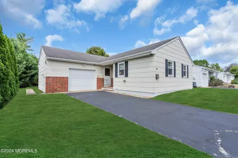 34 Sherwood Ln, Toms River, NJ 08757