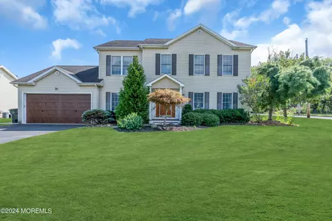 722 Talmadge Ave, Oakhurst, NJ 07755
