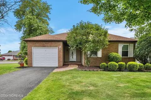 6 Phaeton Ln, Marlboro, NJ 07746