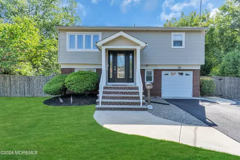 16 W Morris Ave, Belford, NJ 07718