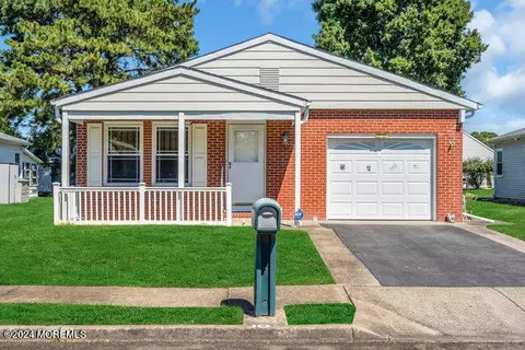 10 Woodstock Dr, Toms River, NJ 08757