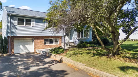16 Coronet Ave, Lincroft, NJ 07738