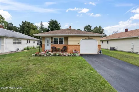 321 Saint Thomas Dr, Toms River, NJ 08757