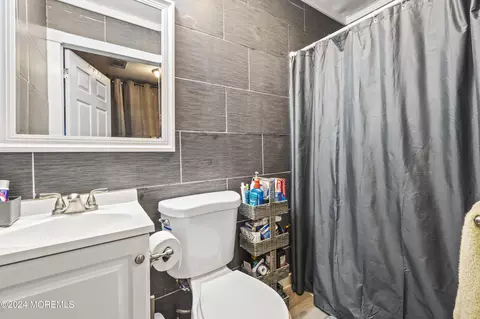 Bath - 121 Atrium Dr, Brick, NJ 08723 photo 2 of 4