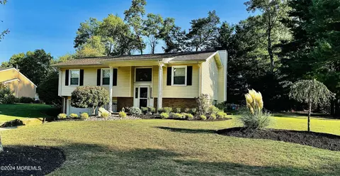 8 Old Farm Rd, Tinton Falls, NJ 07724
