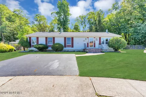 19 Hill Ct, Manalapan, NJ 07726