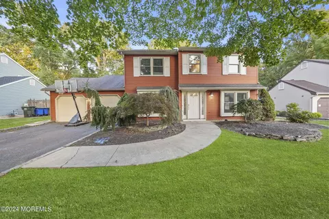 32 Marc Dr, Englishtown, NJ 07726