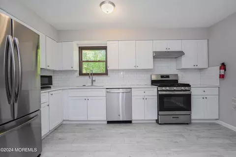 47 Knoll Ct, Matawan, NJ 07747