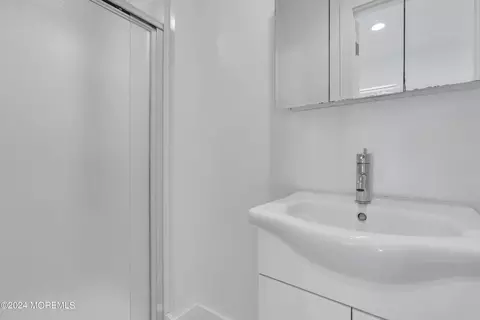 Bath - 15 Deer Path, Holmdel, NJ 07733 photo 1 of 7