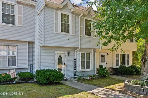 92 Rita Ln, Jackson, NJ 08527