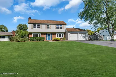 13 Maxwell Ln, Manalapan, NJ 07726