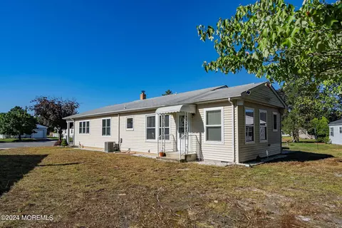 Exterior - 4 Lagos Ct, Berkeley, NJ 08721 photo 3 of 9