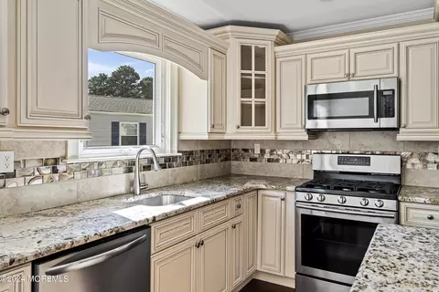 4 Lagos Ct, Berkeley, NJ 08721