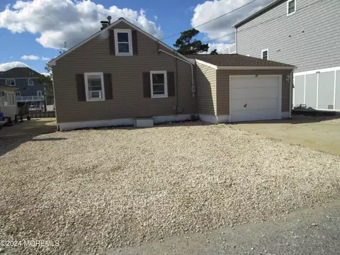 35 Farragut Dr, Brick, NJ 08723