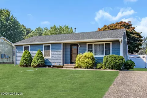 272 Roosevelt Ave, Bayville, NJ 08721