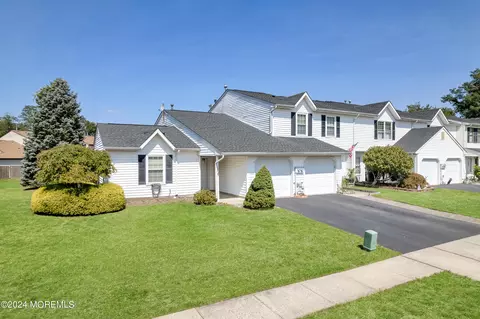 37 Seabreeze Sq, Freehold, NJ 07728