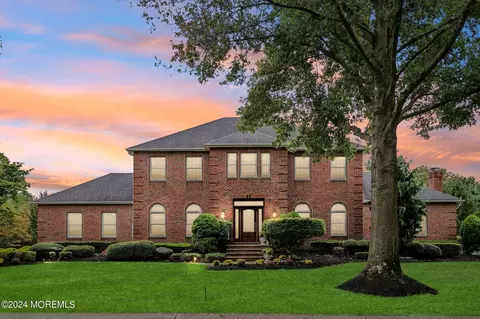 12 Garryford Dr, Middletown, NJ 07748