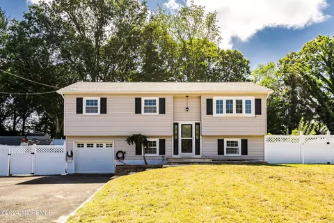 965 Ambassador Dr, Toms River, NJ 08753