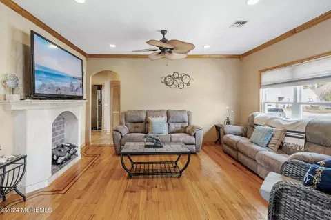 Living - 746 S River Dr, Forked River, NJ 08731 photo 2 of 3
