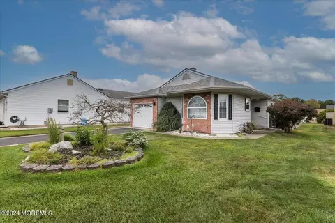 10 Thronbury Ct, Toms River, NJ 08757