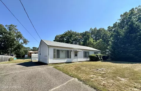33 Pine Tree Dr, Bayville, NJ 08721