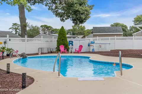 423 Sycamore Dr, Lanoka Harbor, NJ 08734