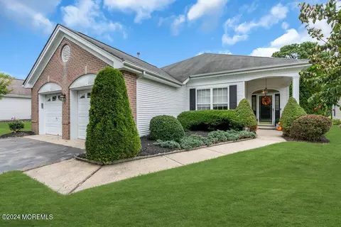 19 Silverspring Dr, Lakewood, NJ 08701