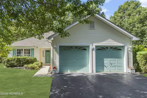 2 Ashfield Ct, Whiting, NJ 08759