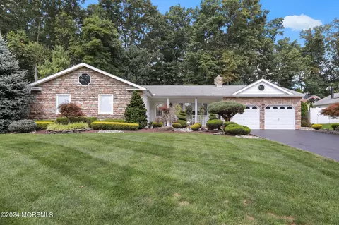 18 Mccue Rd, Morganville, NJ 07751