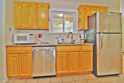 Kitchen - 112 E Lacey Rd, Forked River, NJ 08731 photo 4 of 5