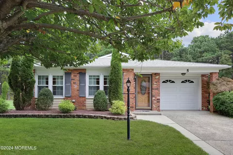 5 Meadowbrook Rd, Brick, NJ 08723