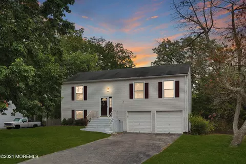 865 Tudor Dr, Toms River, NJ 08753