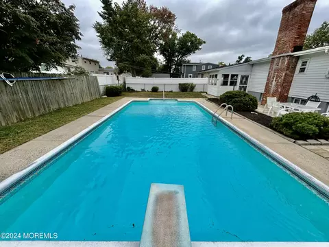 29 Lafayette Dr, Hazlet, NJ 07730