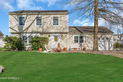 1047 Evelyn Dr, Toms River, NJ 08753