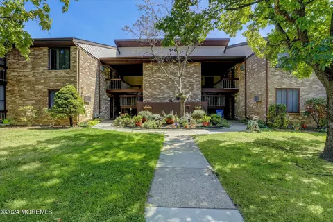 146 Cross Slope Ct #B, Manalapan, NJ 07726
