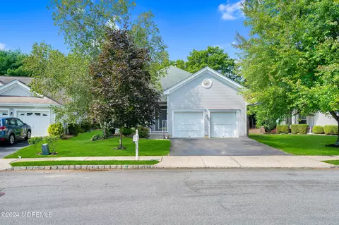 79 Spring Valley Dr, Lakewood, NJ 08701