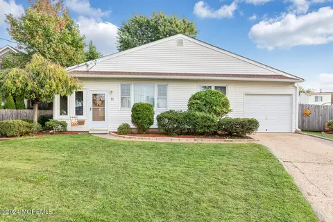 11 W Richard St, Hazlet, NJ 07730