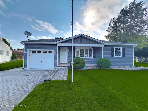 5 Bedford Ct, Toms River, NJ 08757